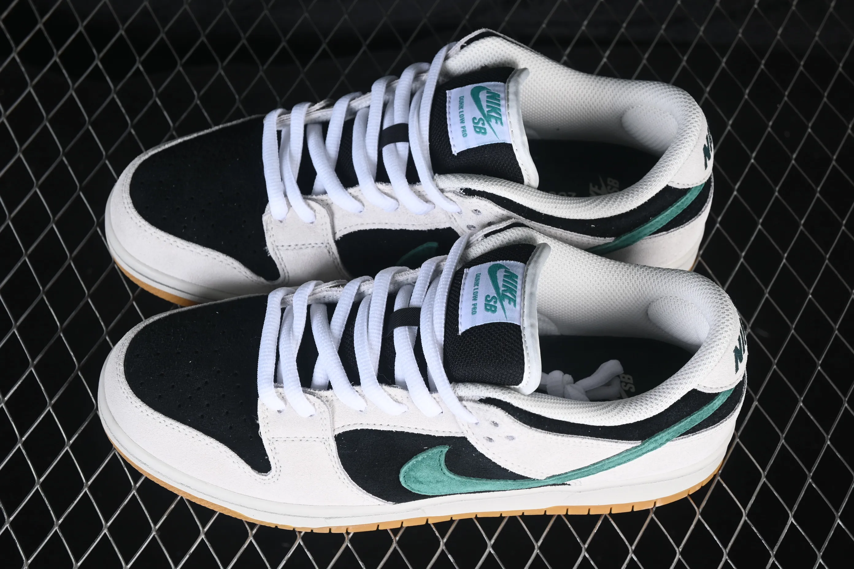 All categories Nk SB Dunk Series Nk SB Dunk Low High-end customized low-top sneakers Nike SB Dunk Low Suede gray-green raw rubber SB low-top casual sneakers HF3704-001